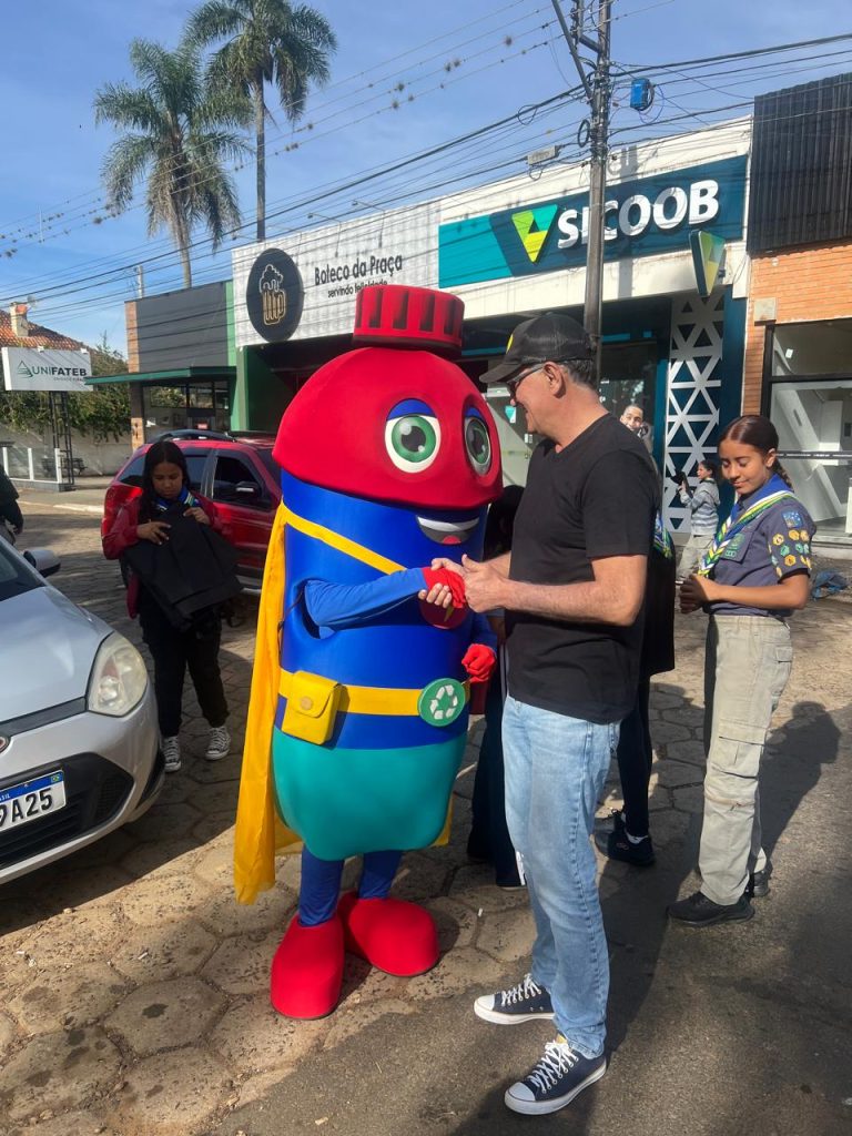 O prefeito Rildo Leonardi participou da blitz e reforçou o compromisso da gestão com ações que impactam o futuro de Tibagi. “Cuidar do meio ambiente é cuidar das futuras gerações. Essa blitz é uma ação simples, mas de grande alcance. Estamos promovendo a conscientização e incentivando atitudes sustentáveis. Fico muito feliz em ver a participação das famílias e, principalmente, das crianças, que são multiplicadoras dessa mensagem.”